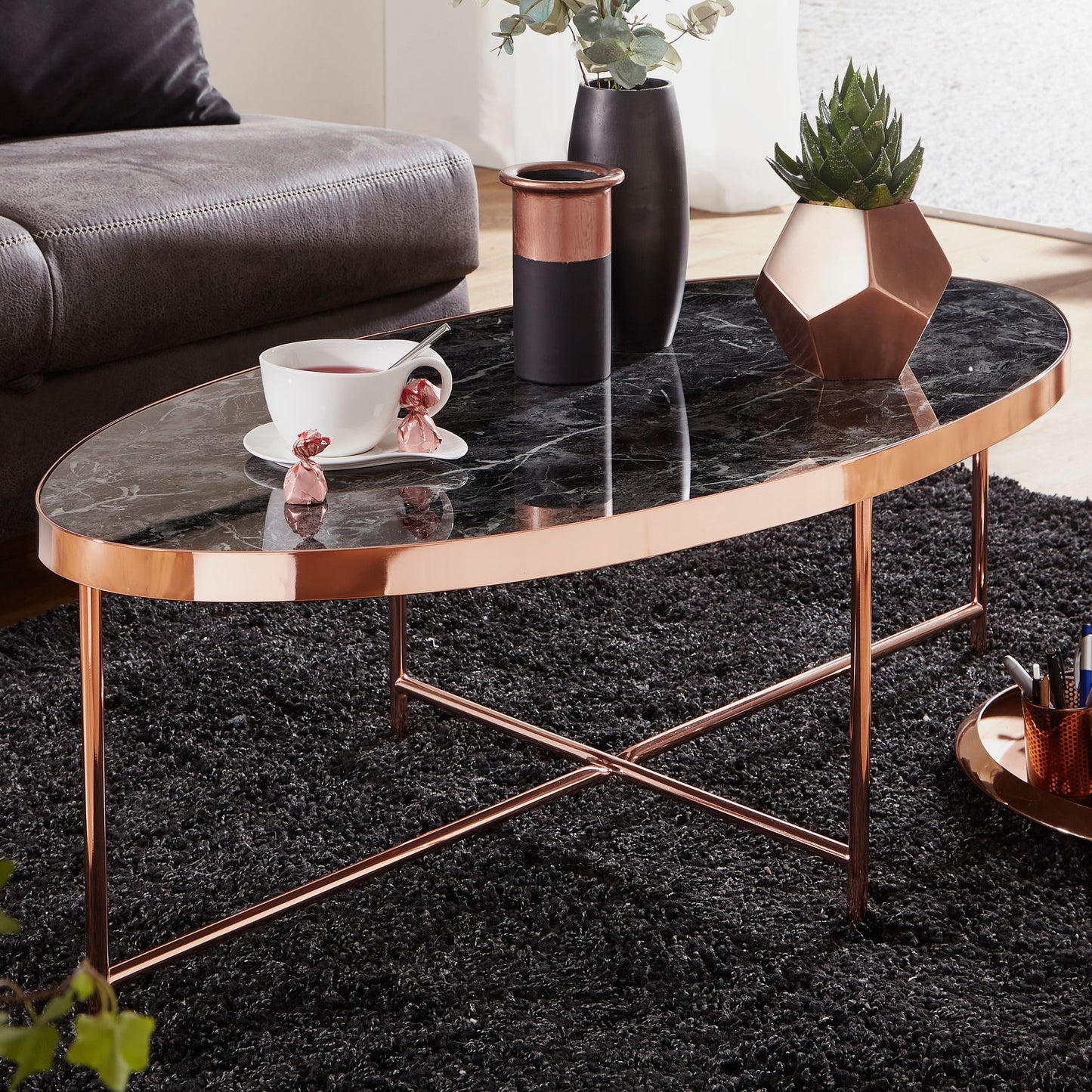 Design salontafel zwart - ovaal 110 x 56 cm met koperen frame