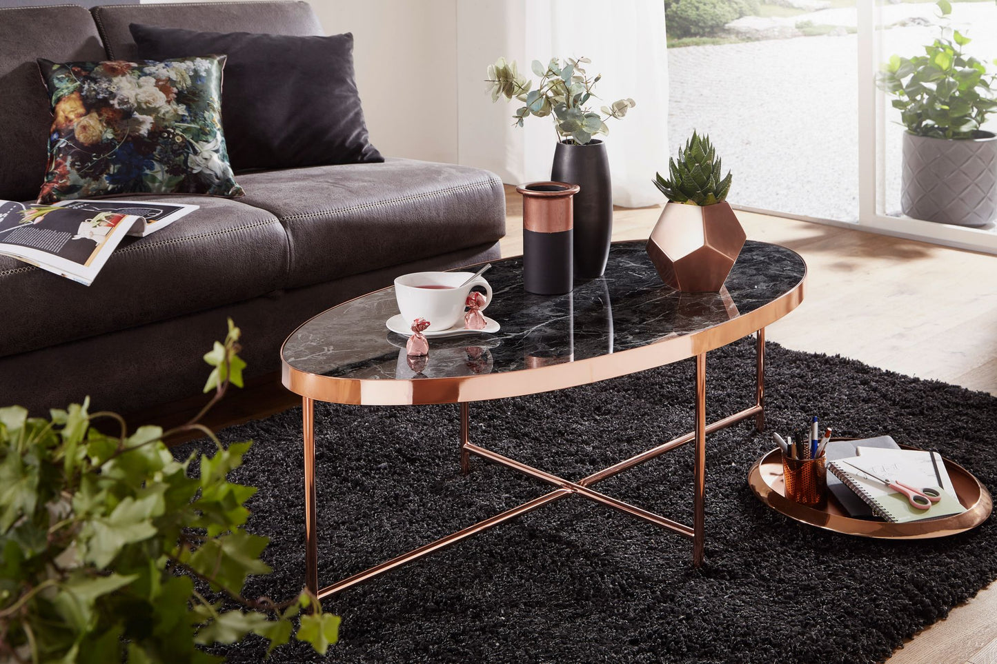 Design salontafel zwart - ovaal 110 x 56 cm met koperen frame