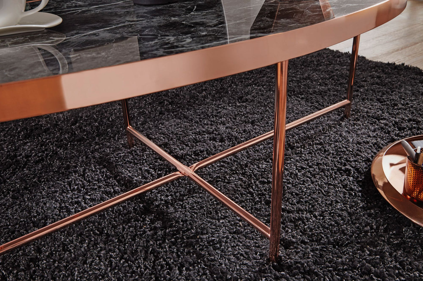 Design salontafel zwart - ovaal 110 x 56 cm met koperen frame