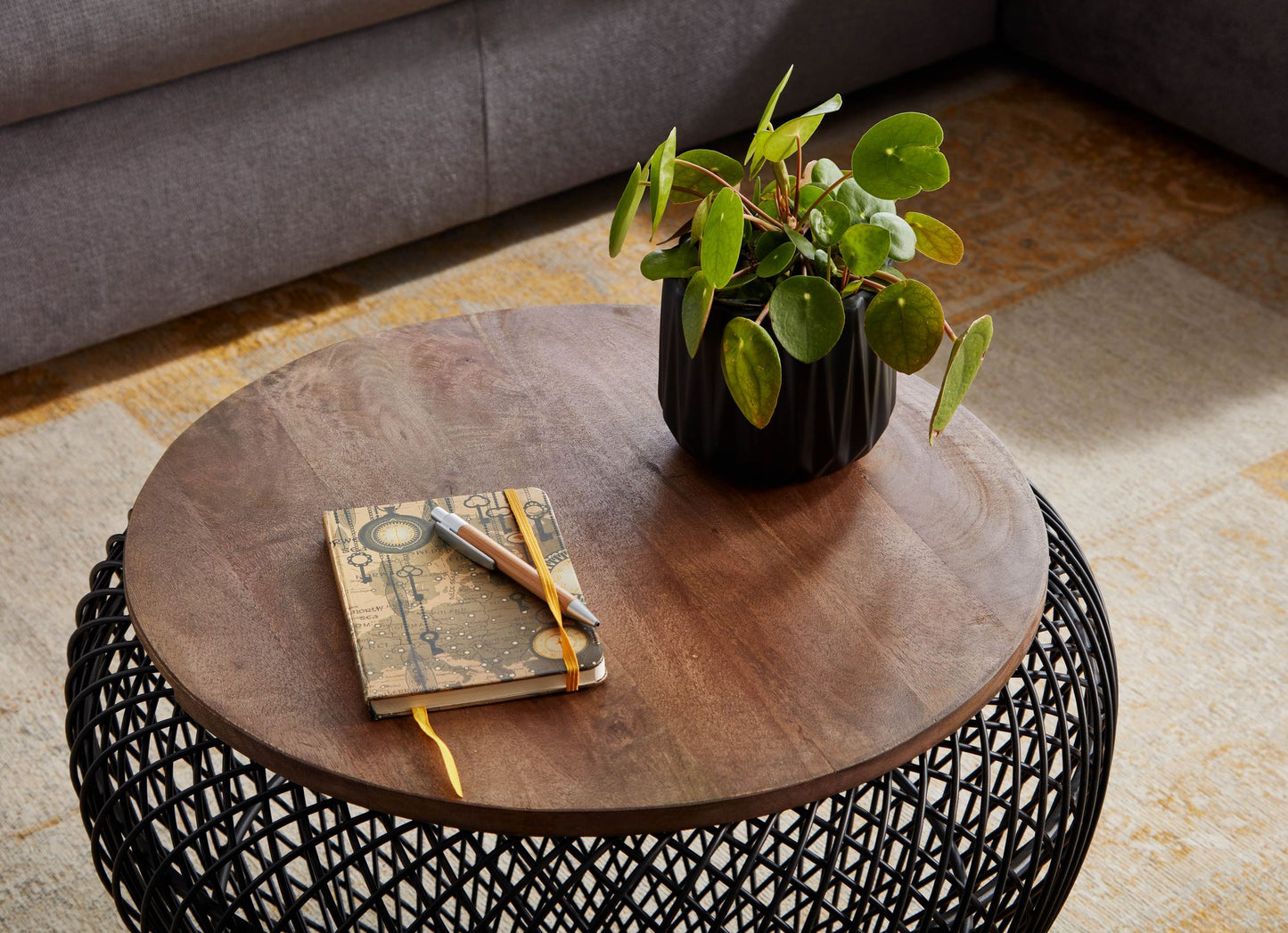 Salontafel Metaal en Massief Mango-Hout 60x60x45 cm Salontafel Zwart | Ronde Tafel Woonkamer Moderne met Opbergruimte
