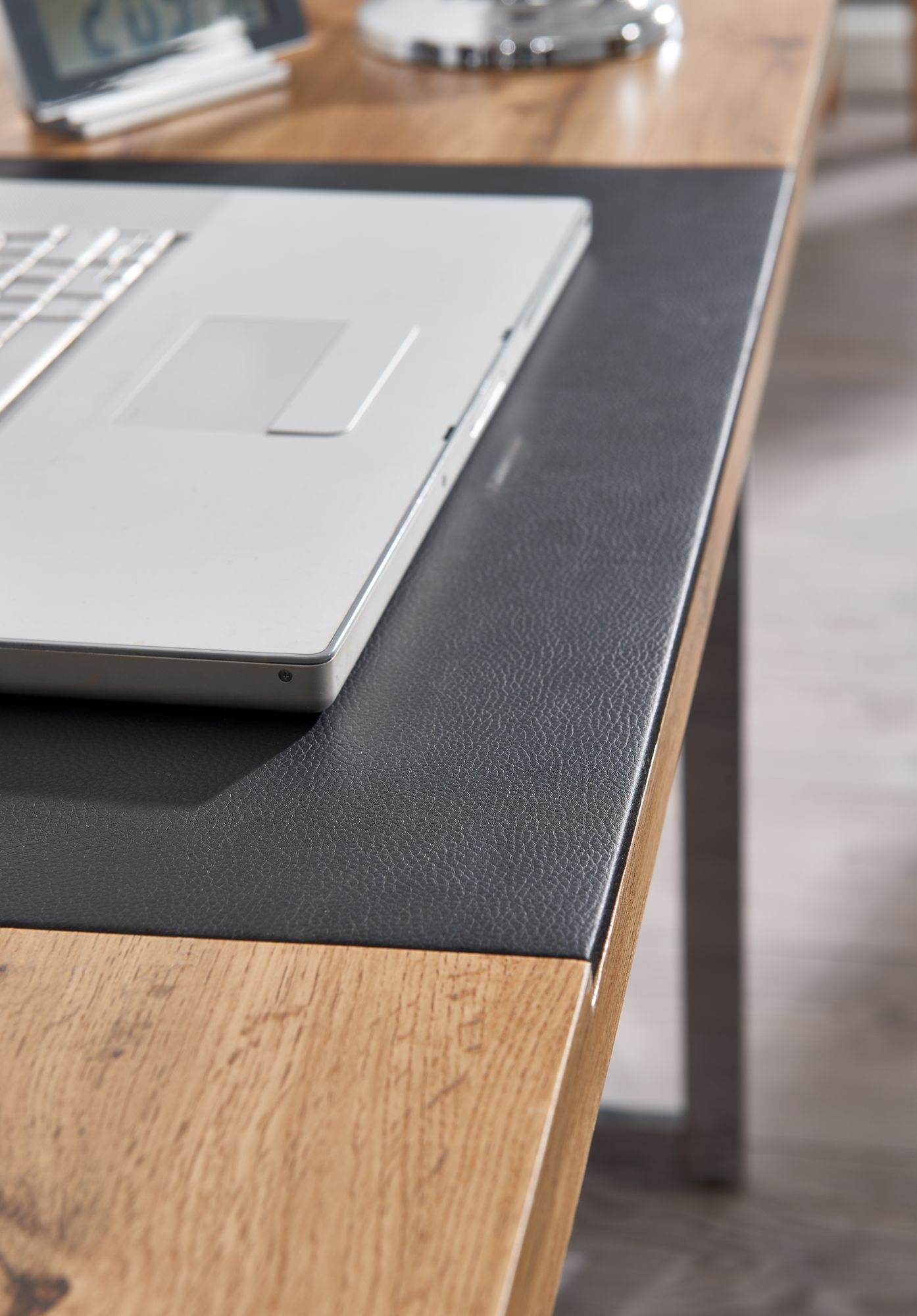 Bureau eiken met zilveren / chome pootstel