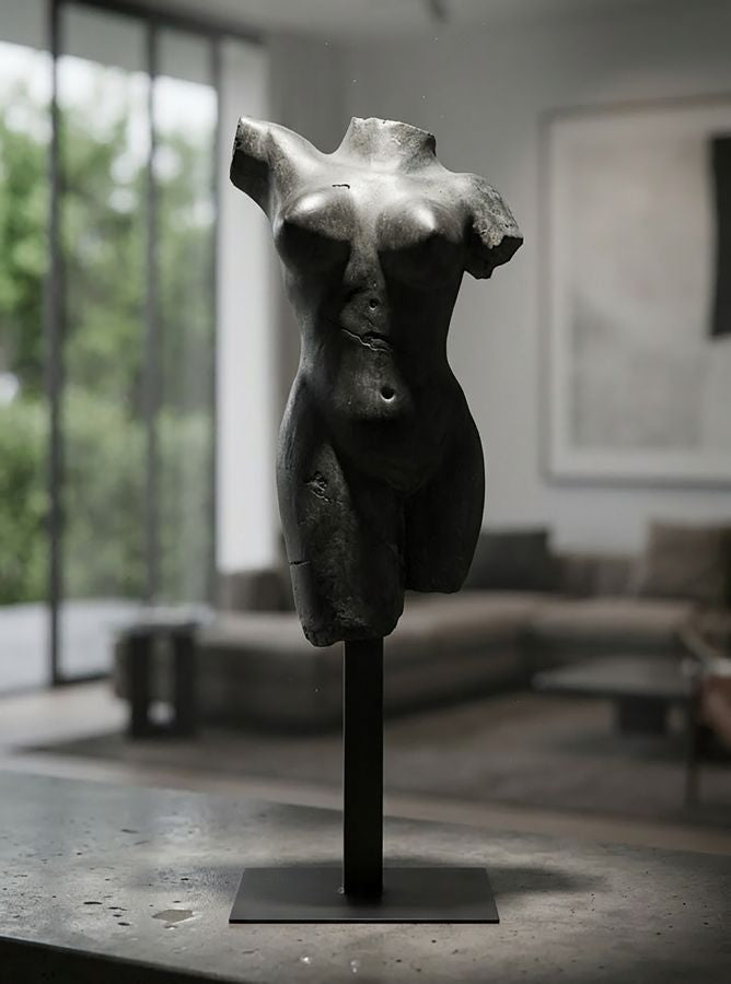 Sculptuur Museum Woman 19×17×50 cm