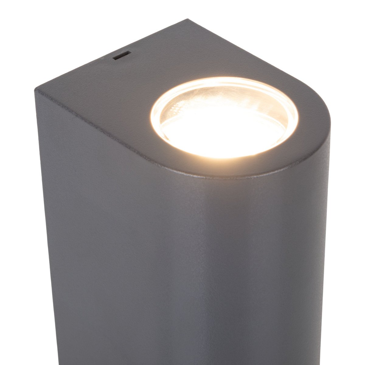 Buiten wandlamp "Alecto" meet 6,8 x 8,8 cm en is 15,5 cm hoog. Het bestaat uit een hoogwaardig plastic met een enigszins gestructureerd oppervlak dat eruit ziet als geschilderd. Tijdloos zwart maakt de lamp universeel bruikbaar.