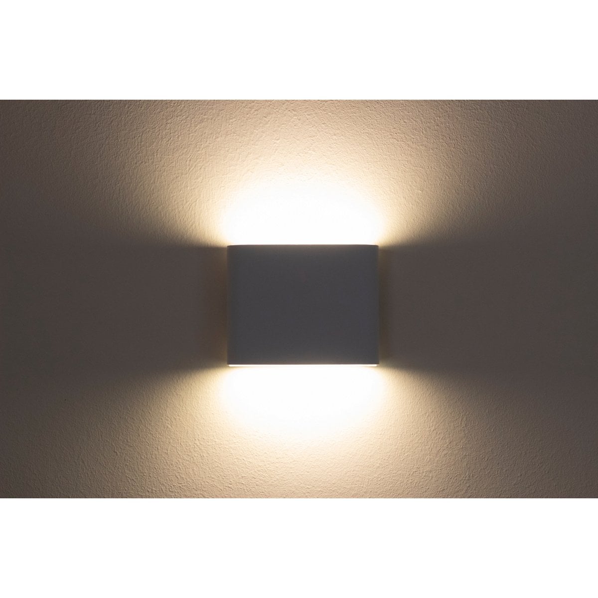 Noteloze wandlicht "kubus" magnetisch, ca. 10 x 10 cm, gemaakt van wit metaal, met bewegingssensor