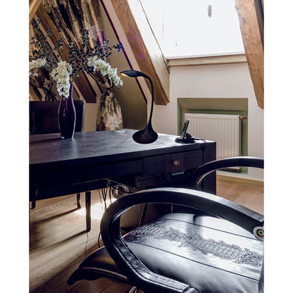 LED -tafellamp "Alf" gemaakt van metaal en plastic in het zwart, met geïntegreerde LED