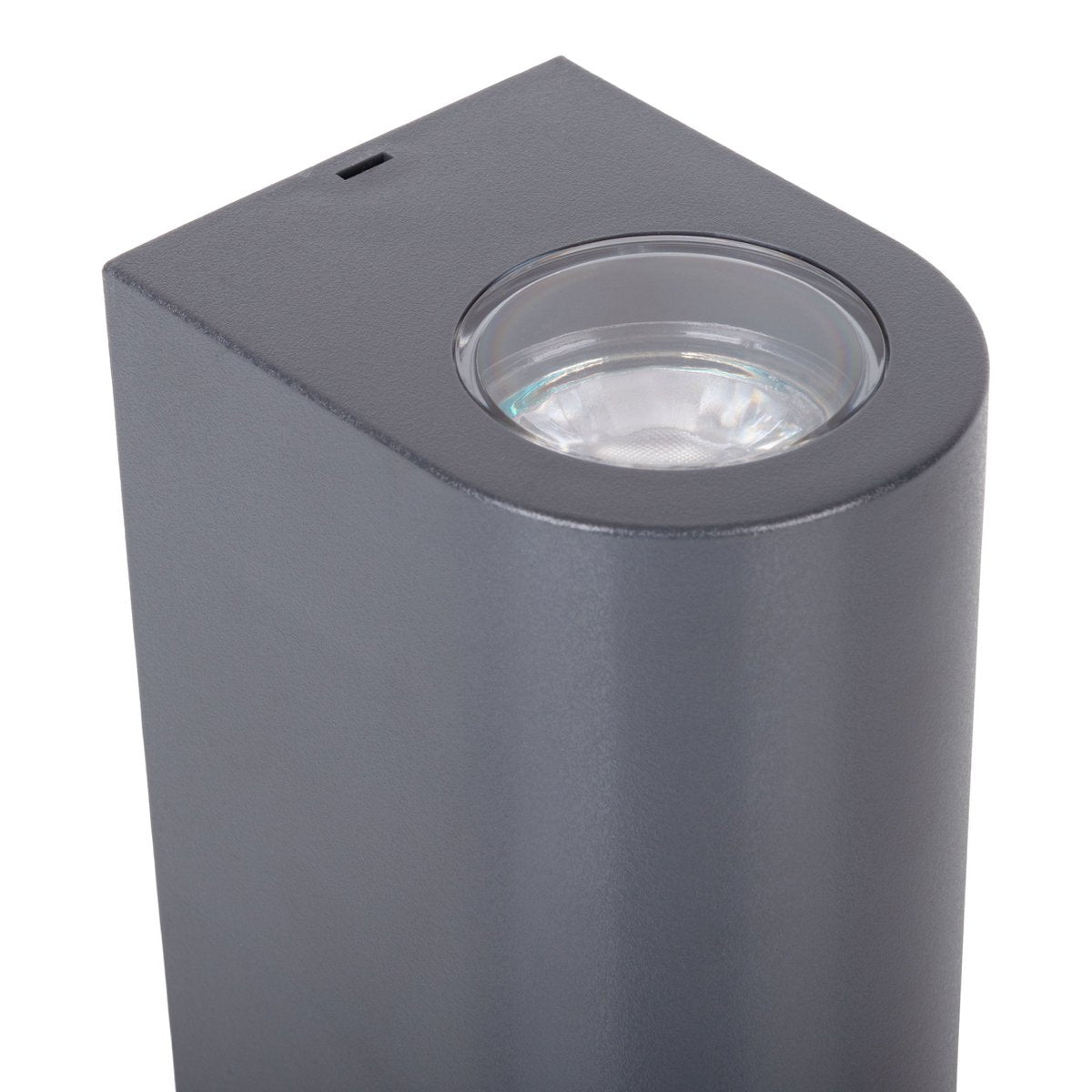 Buiten wandlamp "Alecto" meet 6,8 x 8,8 cm en is 15,5 cm hoog. Het bestaat uit een hoogwaardig plastic met een enigszins gestructureerd oppervlak dat eruit ziet als geschilderd. Tijdloos zwart maakt de lamp universeel bruikbaar.