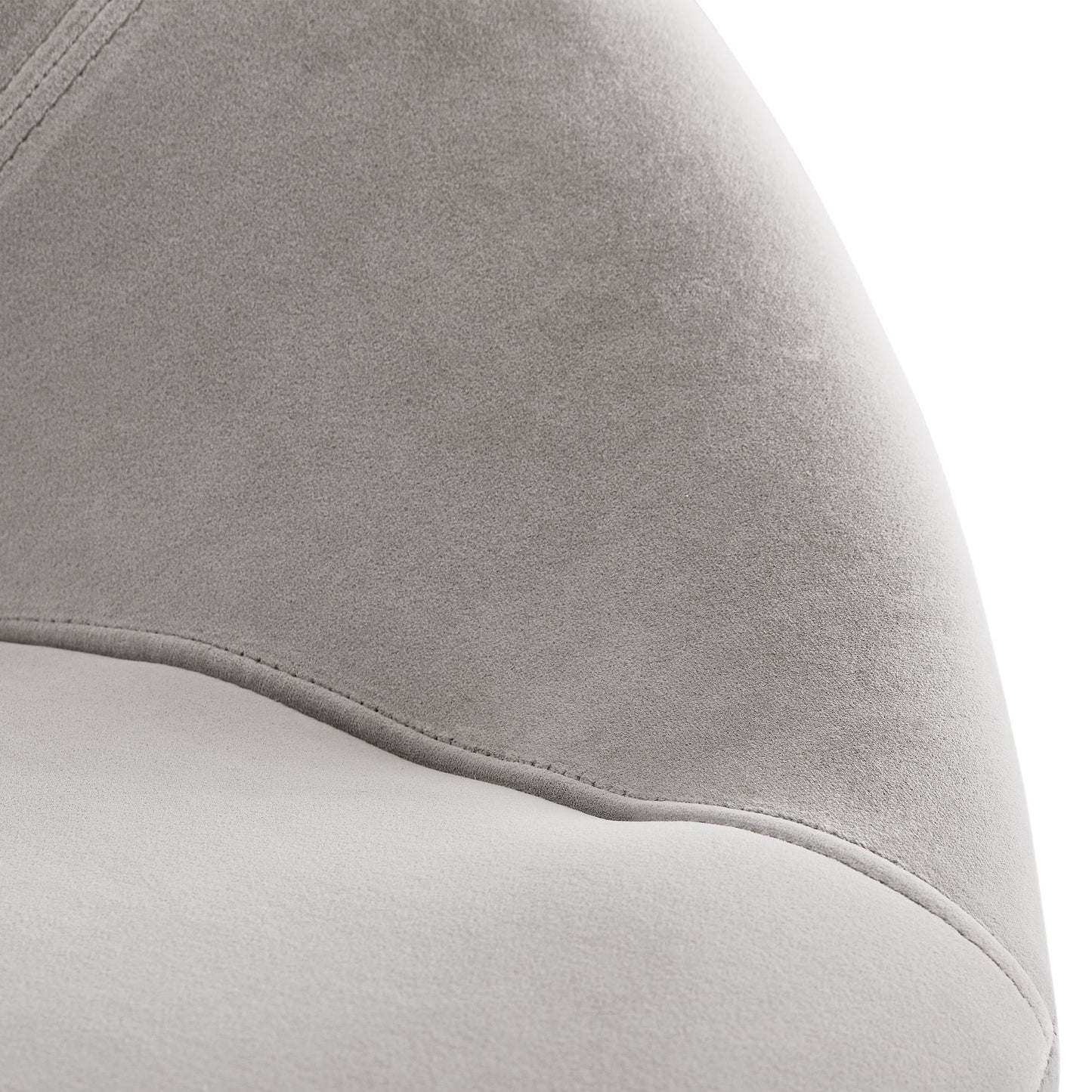 eetkamer  fluwelen lichtgrijze keukenstoel met gouden poten | Shell stoel stof / metaal | Design gestoffeerde stoel | Stoel eetkamer gestoffeerd