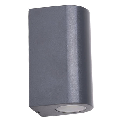 Buiten wandlamp "Alecto" meet 6,8 x 8,8 cm en is 15,5 cm hoog. Het bestaat uit een hoogwaardig plastic met een enigszins gestructureerd oppervlak dat eruit ziet als geschilderd. Tijdloos zwart maakt de lamp universeel bruikbaar.
