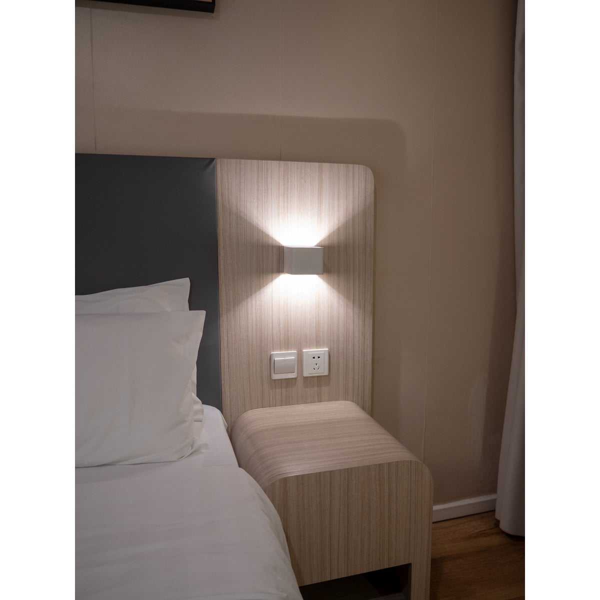 Noteloze wandlicht "kubus" magnetisch, ca. 10 x 10 cm, gemaakt van wit metaal, met bewegingssensor