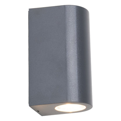 Buiten wandlamp "Alecto" meet 6,8 x 8,8 cm en is 15,5 cm hoog. Het bestaat uit een hoogwaardig plastic met een enigszins gestructureerd oppervlak dat eruit ziet als geschilderd. Tijdloos zwart maakt de lamp universeel bruikbaar.