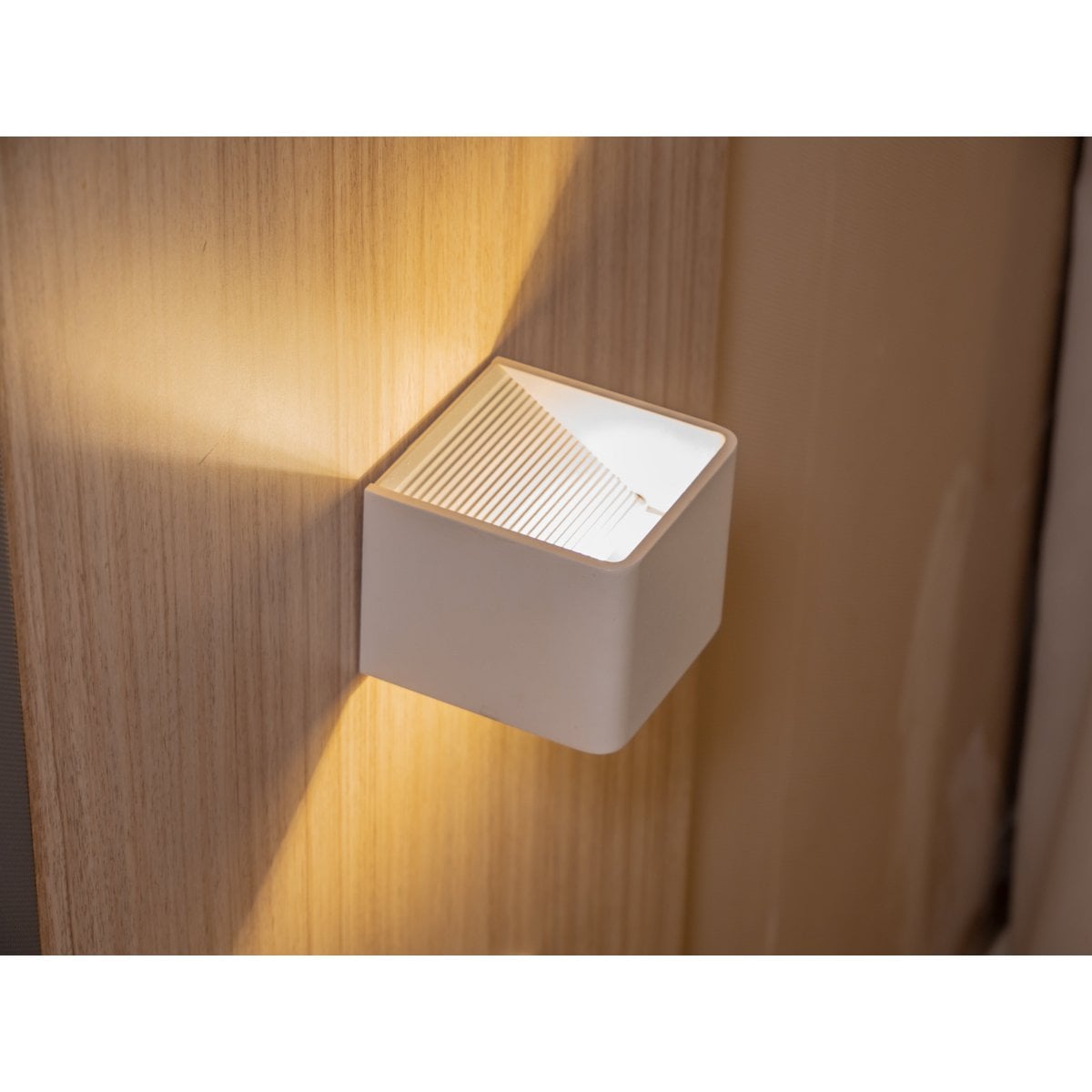 Noteloze wandlicht "kubus" magnetisch, ca. 10 x 10 cm, gemaakt van wit metaal, met bewegingssensor