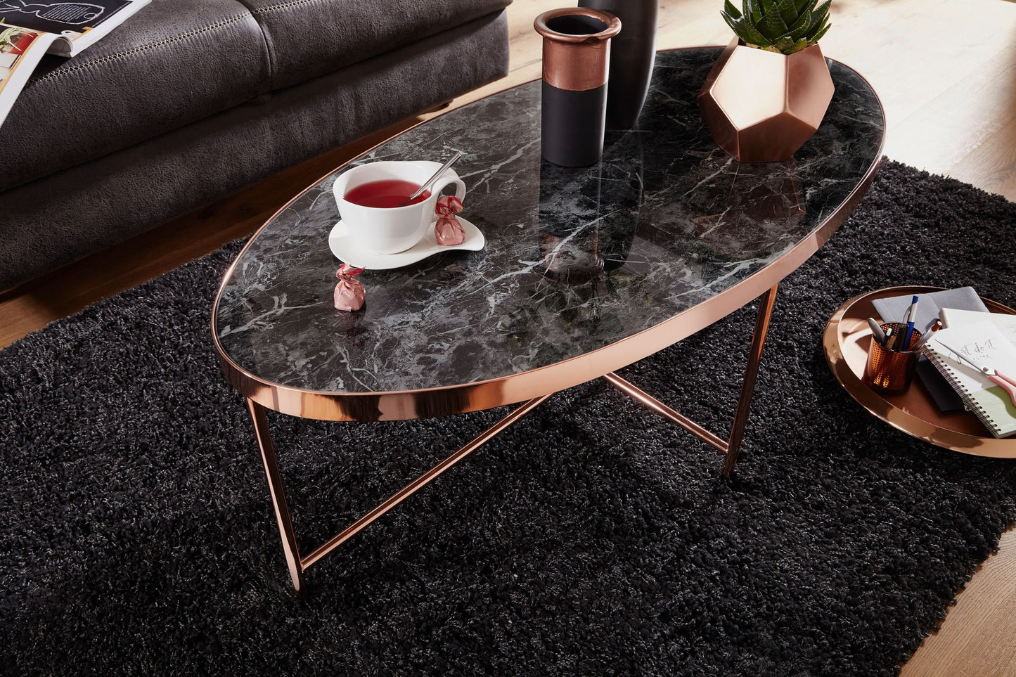 Design salontafel zwart - ovaal 110 x 56 cm met koperen frame