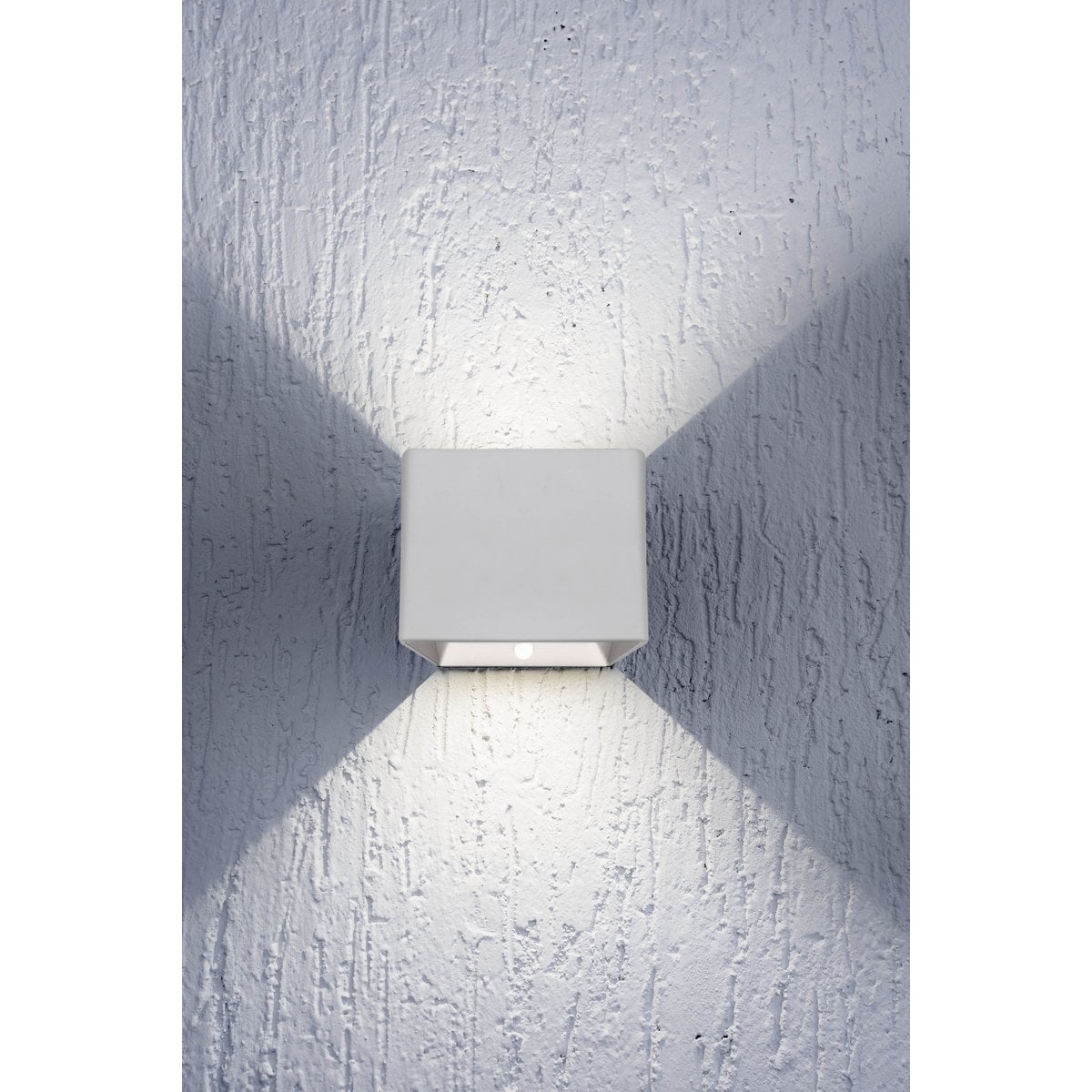 Noteloze wandlicht "kubus" magnetisch, ca. 10 x 10 cm, gemaakt van wit metaal, met bewegingssensor