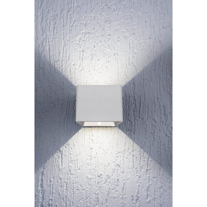 Noteloze wandlicht "kubus" magnetisch, ca. 10 x 10 cm, gemaakt van wit metaal, met bewegingssensor