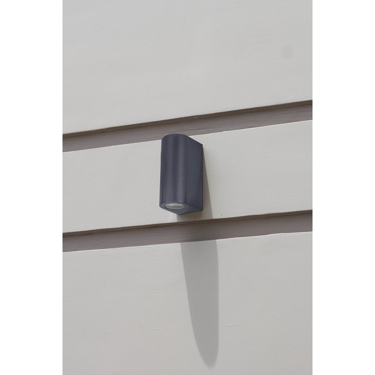 Buiten wandlamp "Alecto" meet 6,8 x 8,8 cm en is 15,5 cm hoog. Het bestaat uit een hoogwaardig plastic met een enigszins gestructureerd oppervlak dat eruit ziet als geschilderd. Tijdloos zwart maakt de lamp universeel bruikbaar.