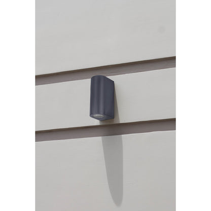 Buiten wandlamp "Alecto" meet 6,8 x 8,8 cm en is 15,5 cm hoog. Het bestaat uit een hoogwaardig plastic met een enigszins gestructureerd oppervlak dat eruit ziet als geschilderd. Tijdloos zwart maakt de lamp universeel bruikbaar.