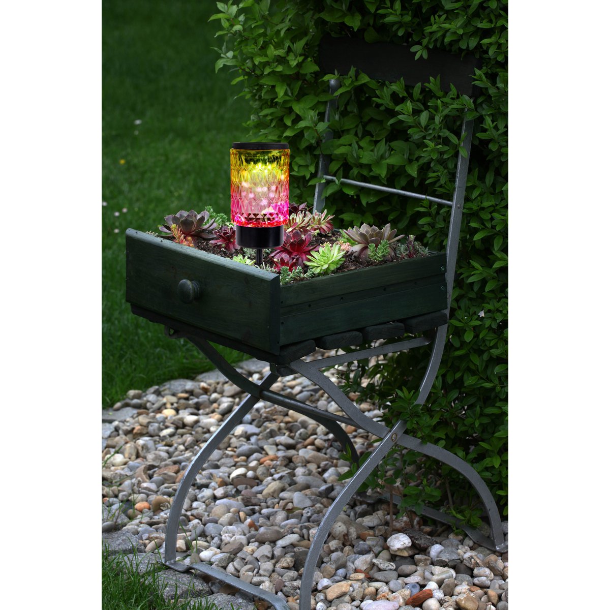 Zonne -decoratieve spiesjes "Mila" 2 set, Ø 8,3 cm, 25 cm hoog, zwart metaal, zwaar, gestructureerd glas in rood/geel en in blauw/groen, geïntegreerd LED, warm wit