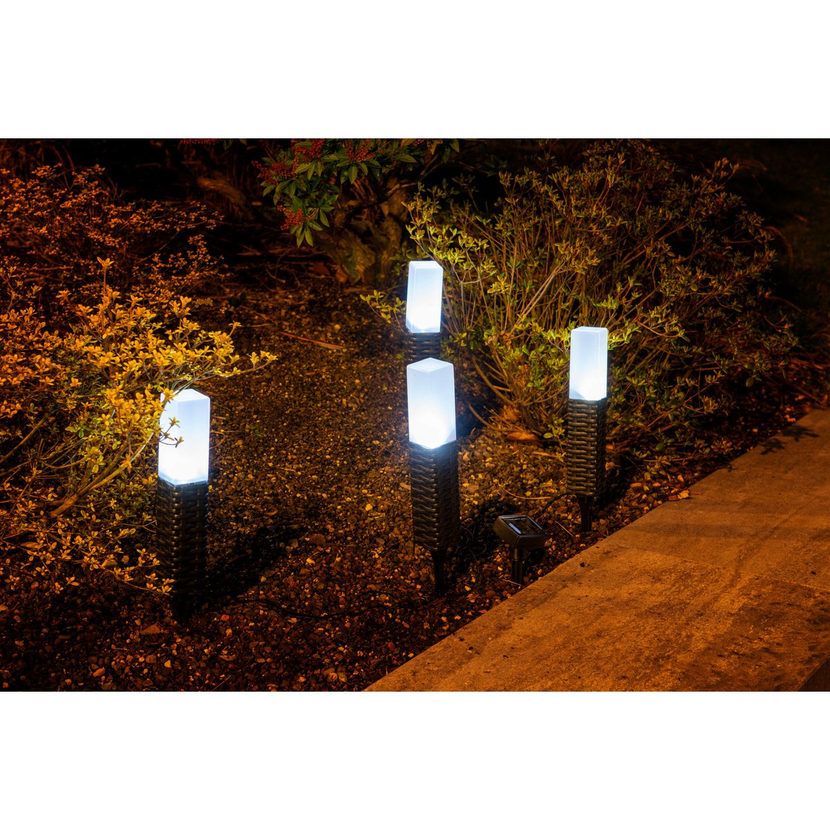 4 Set LED Outdoor Spike, voor buiten, plastic aarde spit in zwart, geïntegreerd LED