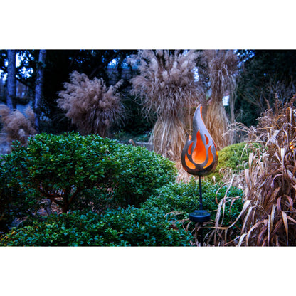 Led Solar Earth Skeer "Flame" aan de buitenkant van de grond Skeer gemaakt van bronzen gekleurd metaal en plastic, met geïntegreerde LED