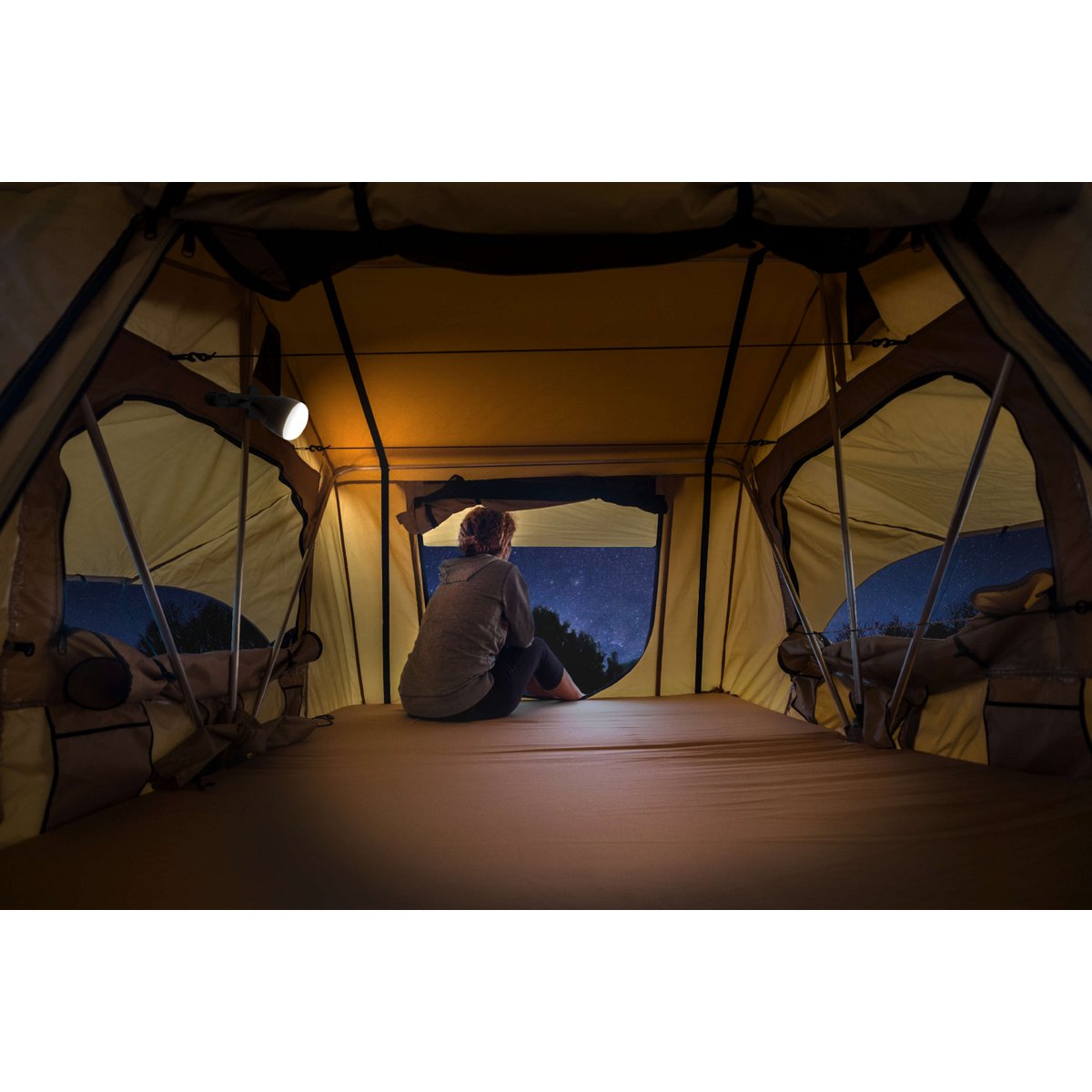 LED -klemlamp gemaakt van metaal en plastic in het zwart, met geïntegreerde LED's