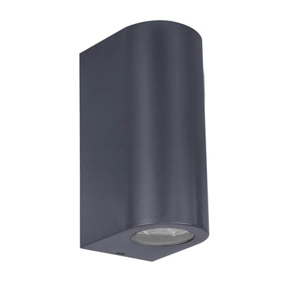 Buiten wandlamp "Alecto" meet 6,8 x 8,8 cm en is 15,5 cm hoog. Het bestaat uit een hoogwaardig plastic met een enigszins gestructureerd oppervlak dat eruit ziet als geschilderd. Tijdloos zwart maakt de lamp universeel bruikbaar.