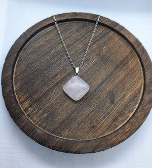 Zilverkleurige ketting met rozenkwarts hanger