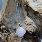 Zilverkleurige ketting met rozenkwarts hanger